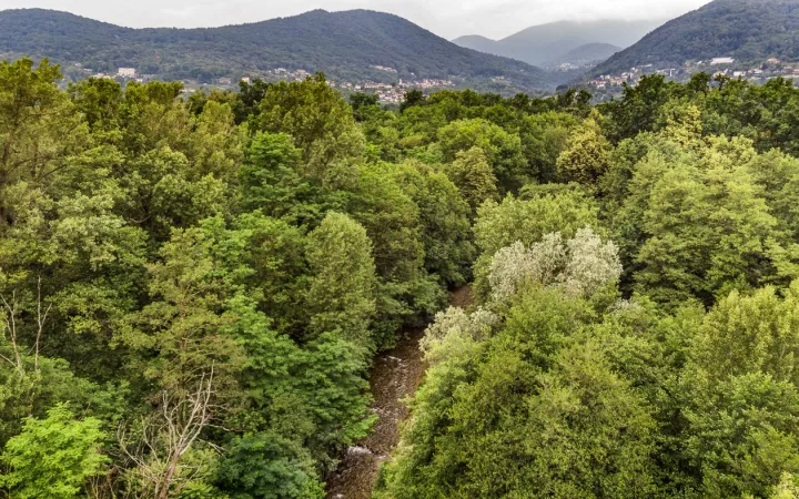 Sicht über die Magliasina auf Dörfer in den Hügeln des Tessins