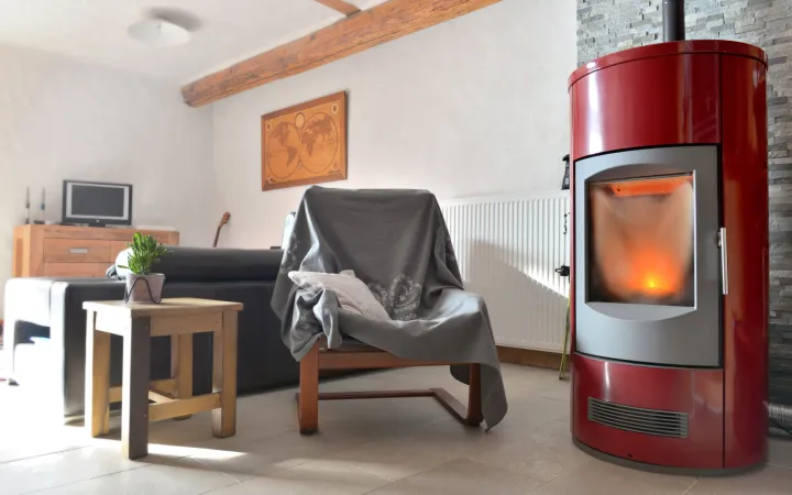 Holzpellet-Ofen im Wohnzimmer
