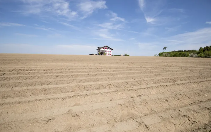 Bauernhaus in trockenem Feld