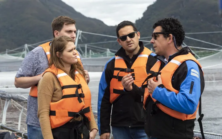 Team in Schwimmwesten auf Boot