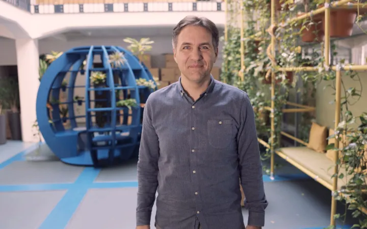 Thomas Vellacott, Geschäftsleiter WWF Schweiz im Büro in Zürich