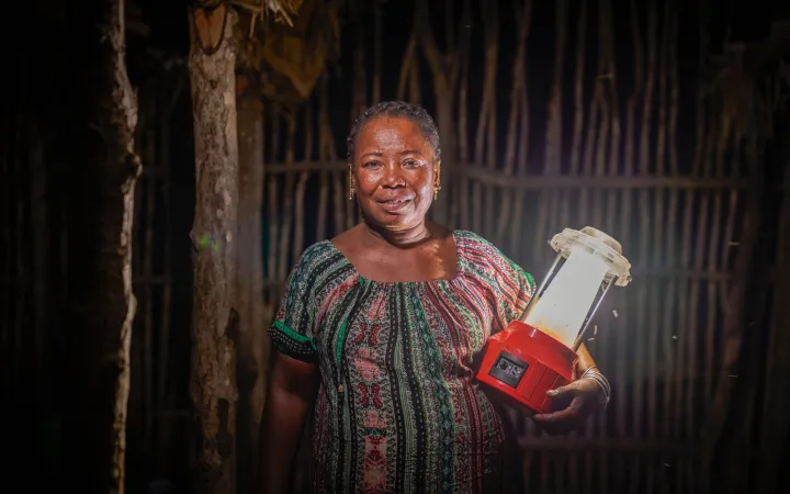 Solaringenieurin Kingaline aus Madagaskar ist Absolventin des Barefoot College.