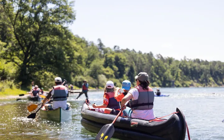 Teilnehmer einer Kanu-Exkursion auf den Spuren des Lachses