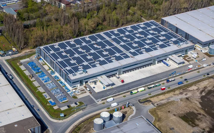 Firmengebäude mit Solardach