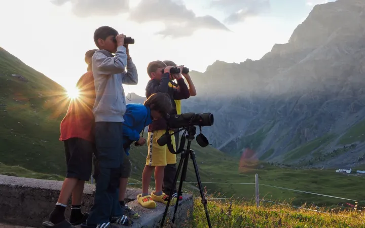 Kinder schauen durch Ferngläser