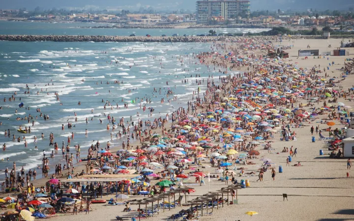 Mit Menschen überfüllter Strand
