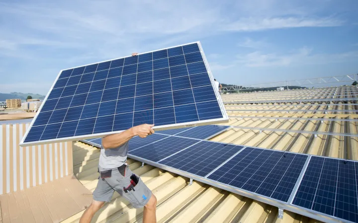 Solarpanelen werden auf Dach installiert