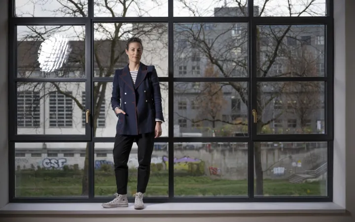 Cloe Jans vor grossem Fenster