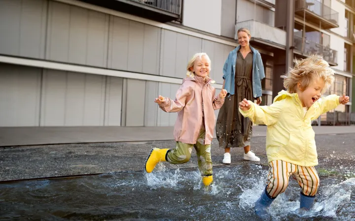 Kinder spielen in Pfütze