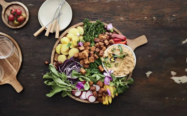 Frisches veganes Gericht auf Holztisch