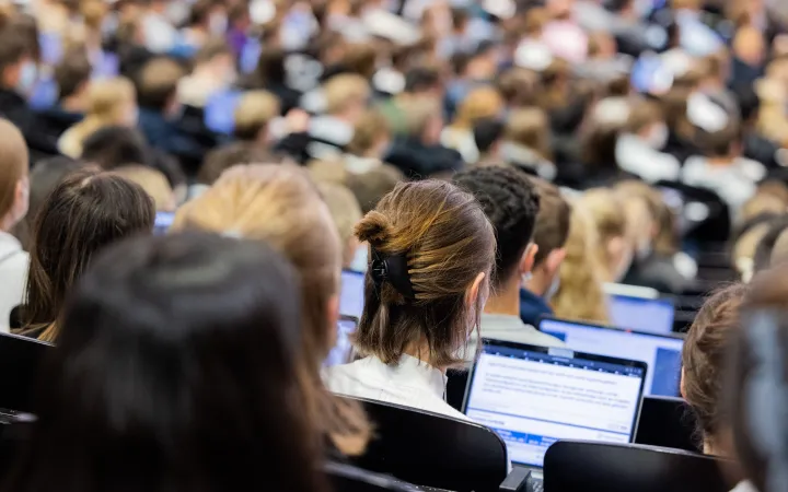 Student:innen im Hörsaal