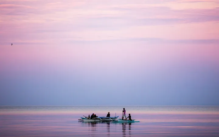Pêcheurs au lever du soleil sur la côte de Donsol, Philippines