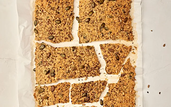 Ein zerbrochenes Knäckbrot auf einem Bachpapier