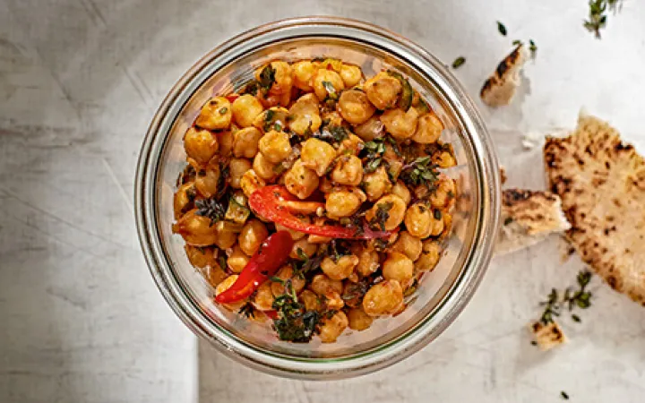 Eine Schale mit Kichererbsen Harissa Salat