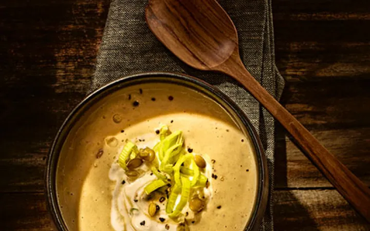 Eine Marroni-Linsen Suppe in einer schwarzen Schale 