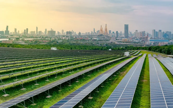 Nachhaltige Stadt mit grüner Energie und Netto-Null-Emissionen.