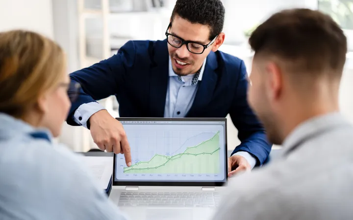 Ein junges Pärchen bei einem Beratungsgespräch bei einem Bankberater