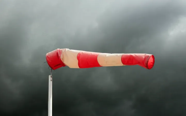 Bedrohlich schwarze Wolken und Sturmböen