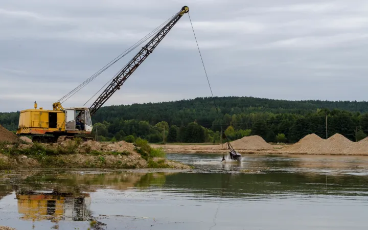 Maschine entnimmt Kies aus Fluss