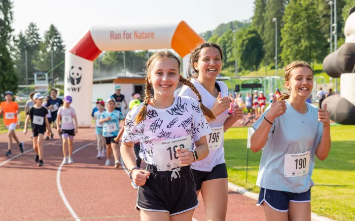 Mädchen rennen für den WWF