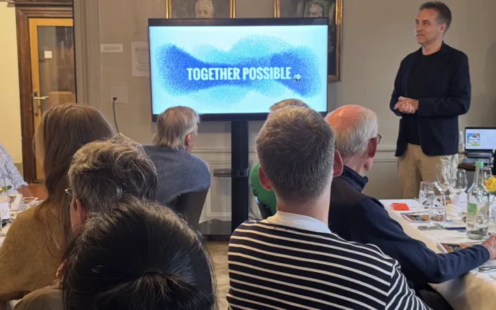 Thomas Vellacott hält eine Präsentation am Circle for Nature