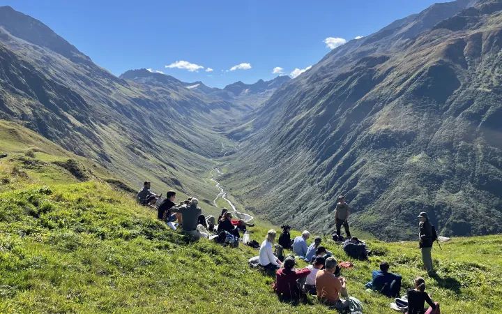 Personen machen Pause in den Bergen (Circle for Nature)