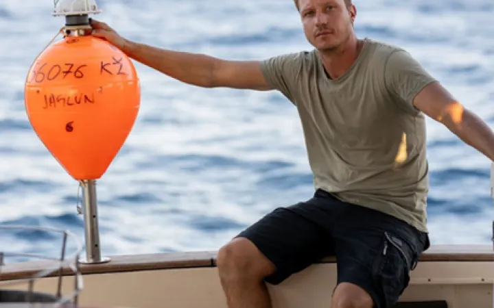 Lachse_schwimmen_im_Wasser