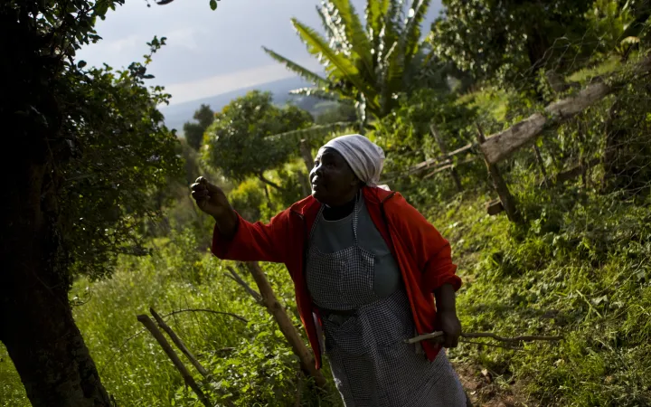 Women in Kenia standing in Nature