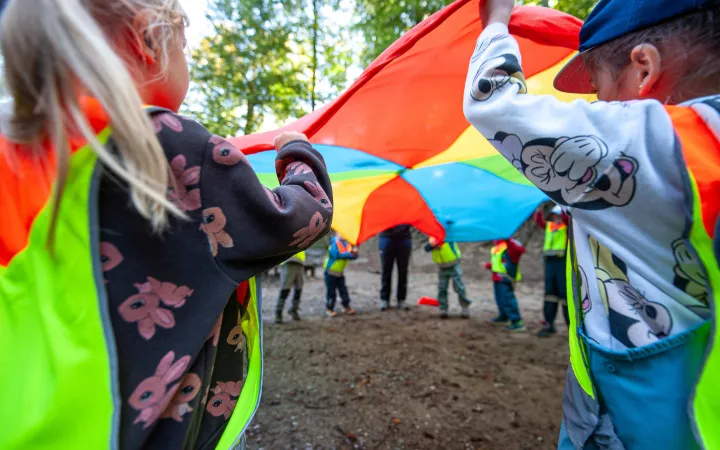 Kinder mit Tuch
