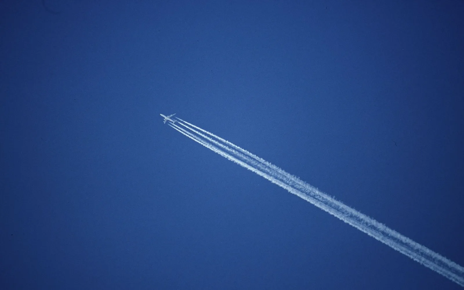 Flugzeug mit Kondensstreifen