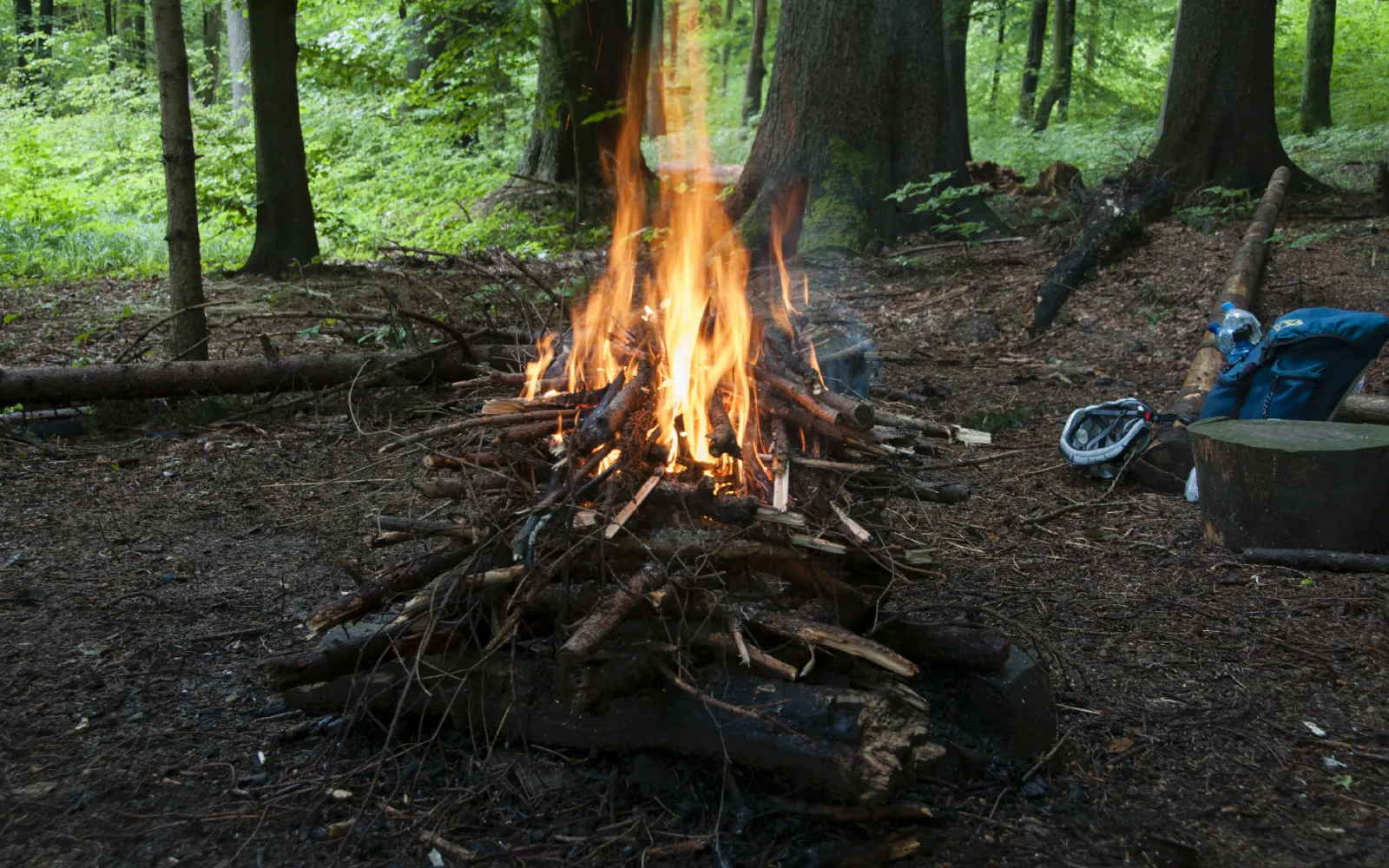 Feuer machen bei Regen: Gitterfeuer