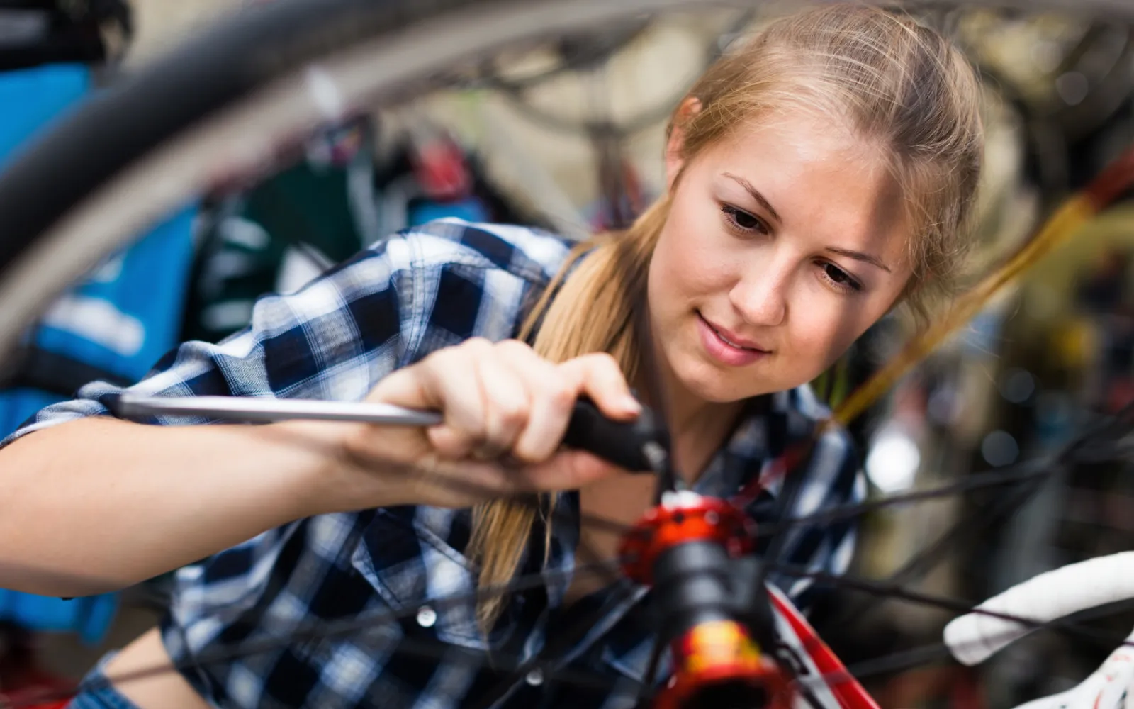 Eine Frau repariert ein Fahrrad