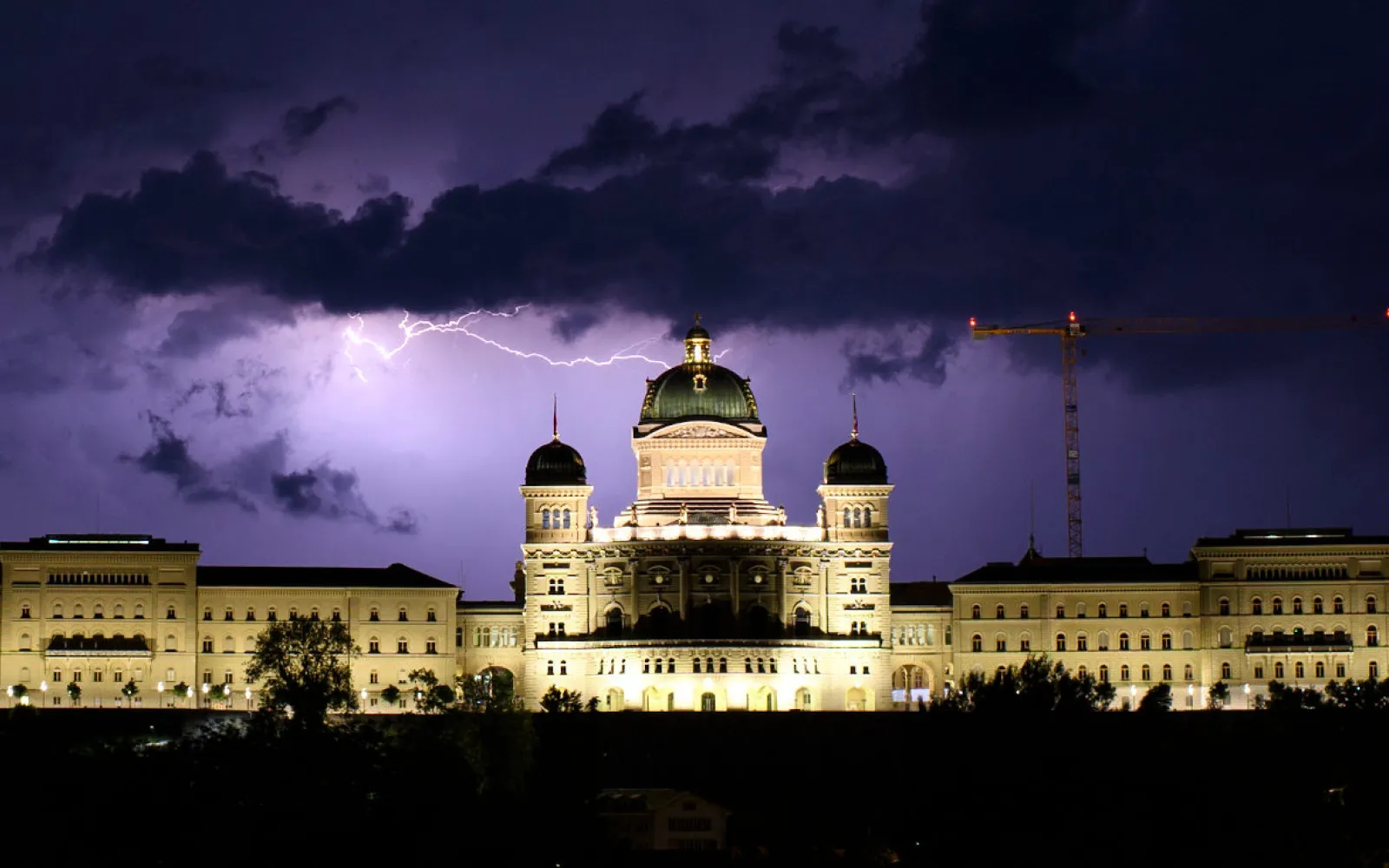 Bundehaus mit Blitz