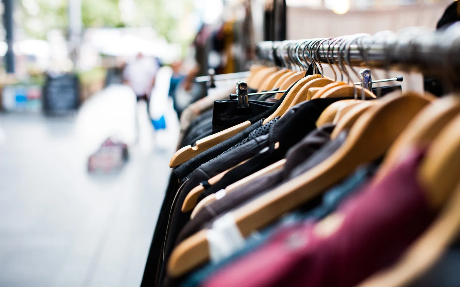 Eine Kleiderstange auf einem Flohmarkt