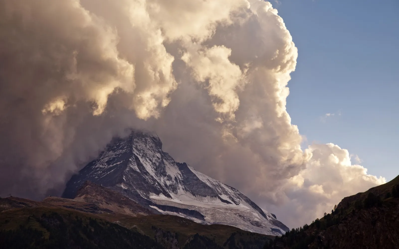 Dramatische Wolken über den Bergen
