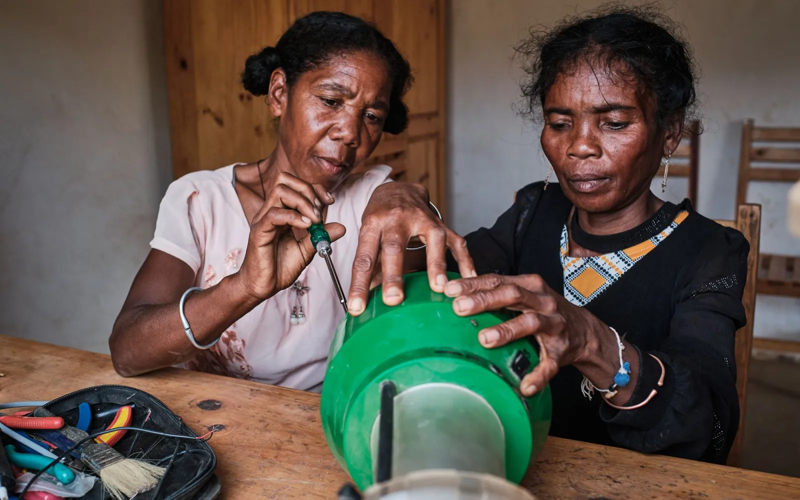 Zwei Grossmütter reparieren Solarlampe beim Barefoot College