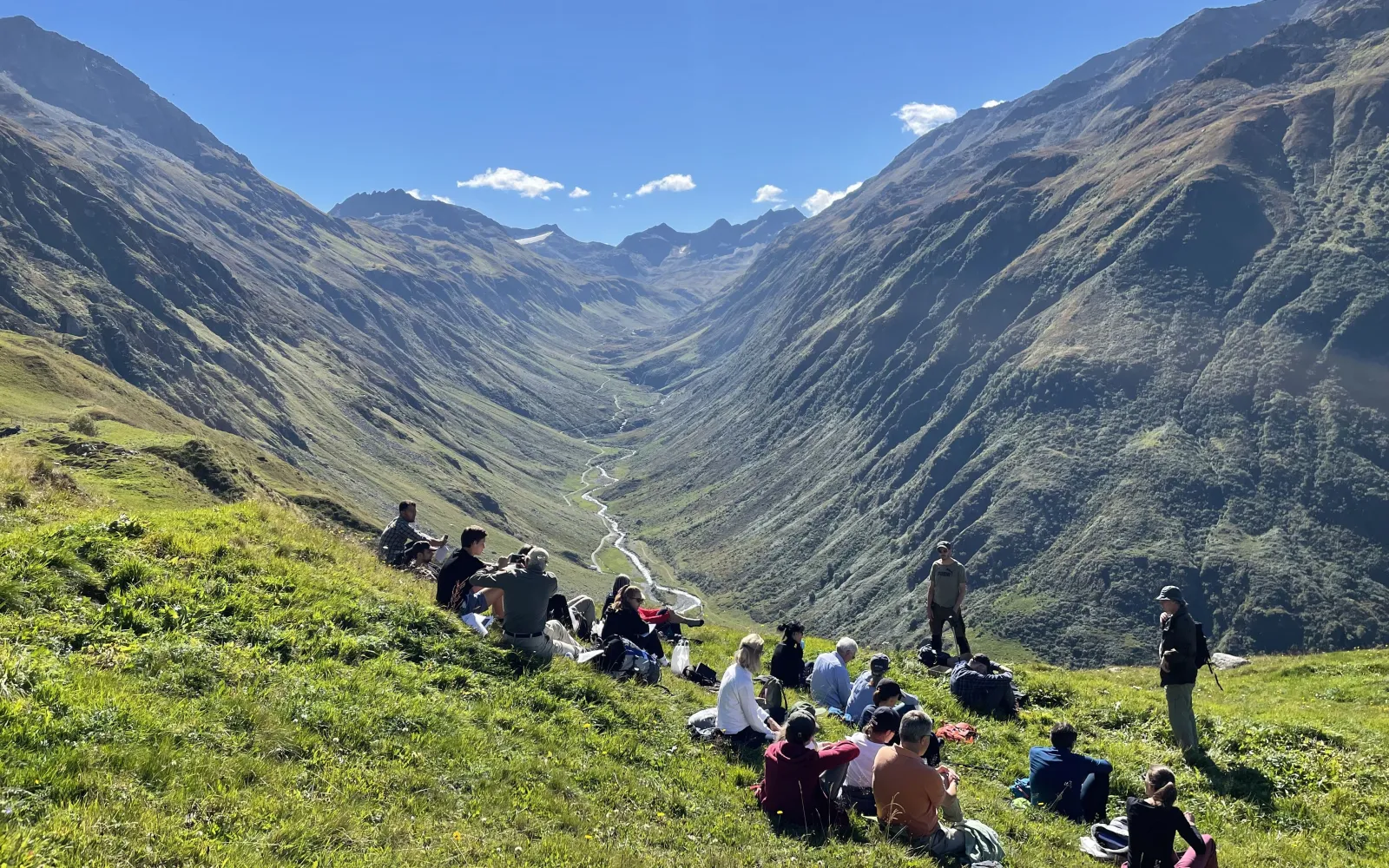 Personen machen Pause in den Bergen (Circle for Nature)