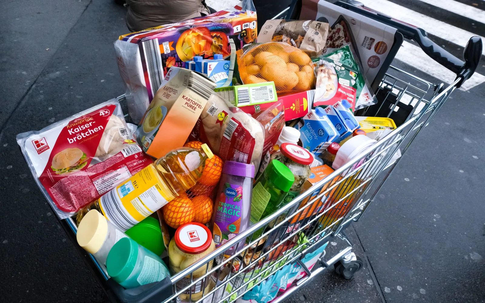 Prall gefüllter Einkaufwagen mit verschiedenen Produkten