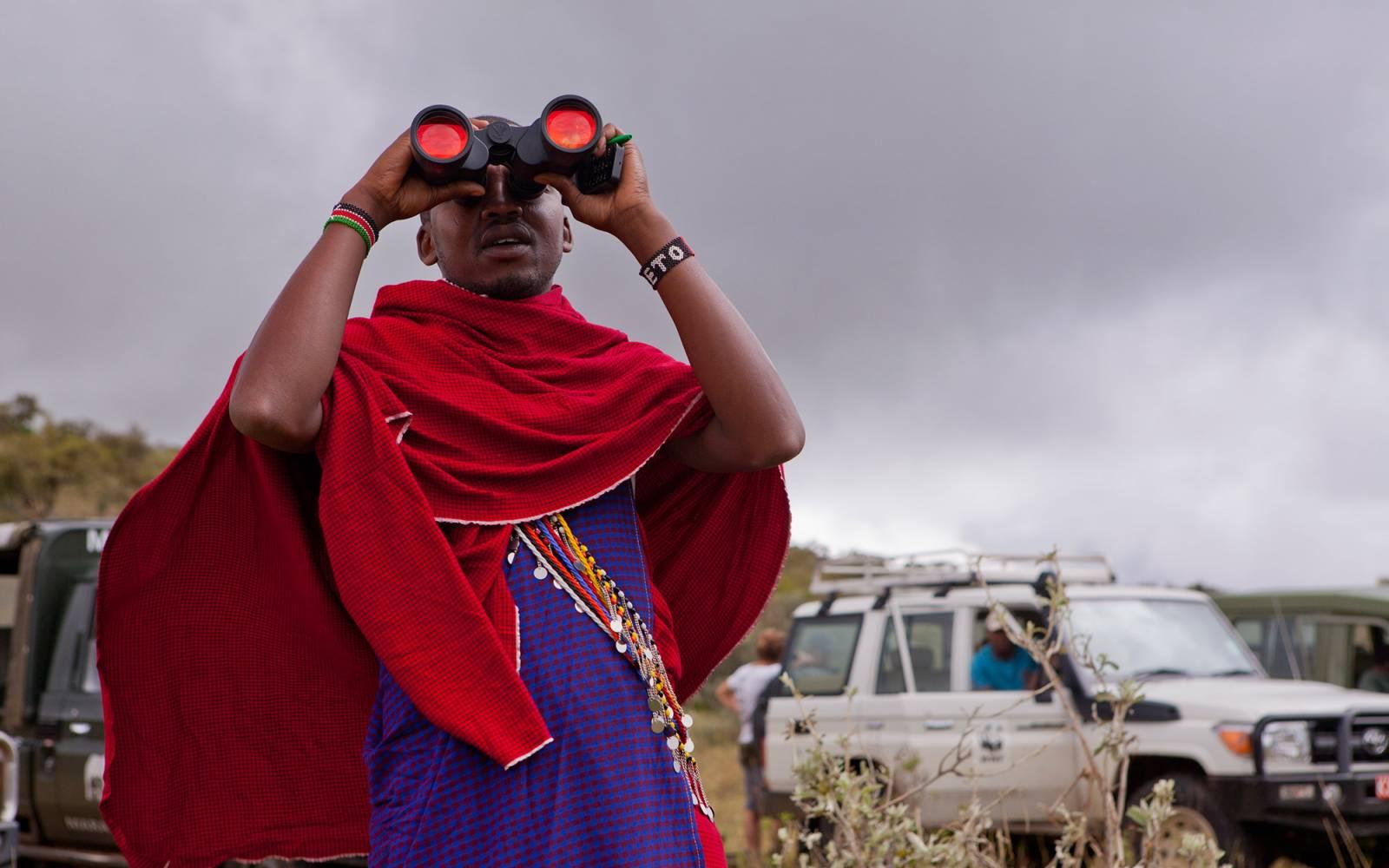 Elephant Officer di WWF Kenya ha esaminato con il binocolo per gli elefanti