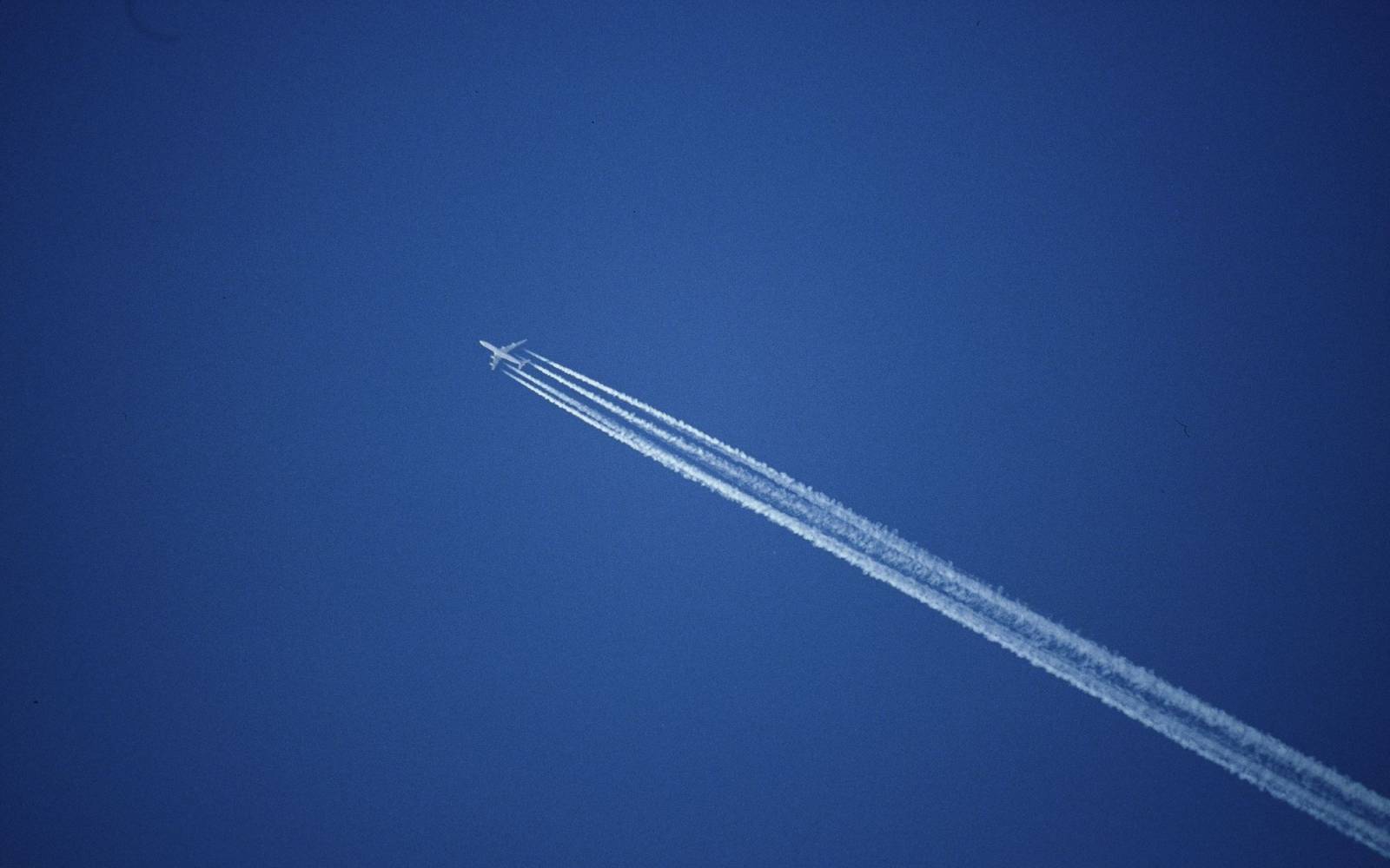 Flugzeug mit Kondensstreifen