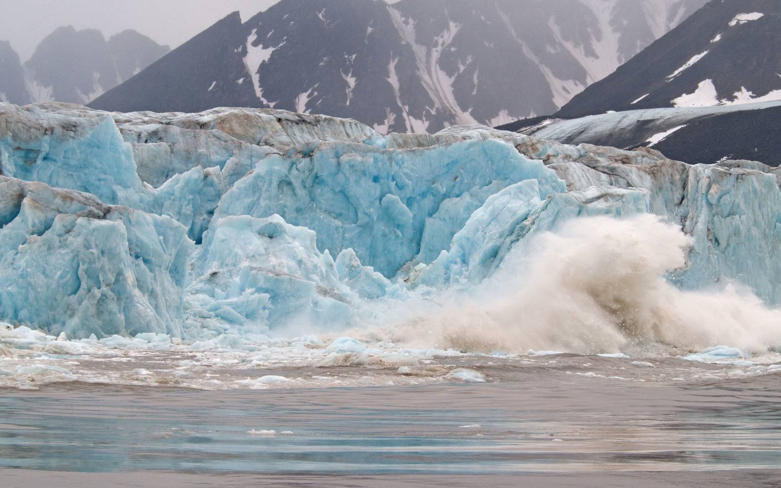 La fonte des glaciers au Glacier Monaco, Svalbard, Norvège.