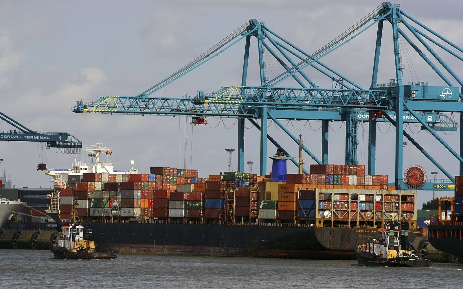 Hafen mit Schiffscontainern in Antwerpen