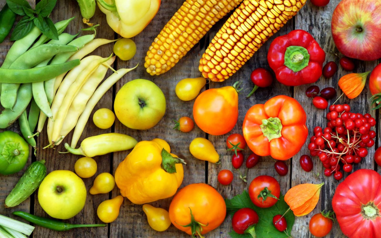 fruits et légumes aux couleurs vives sur une table