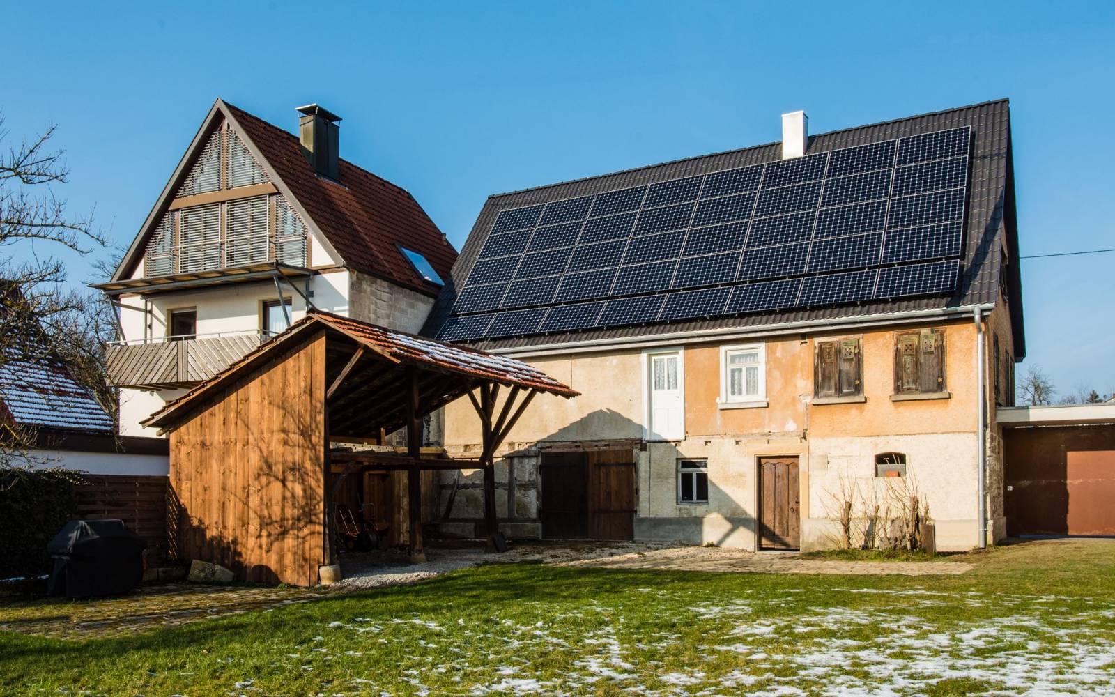 Ferme avec des panneaux solaires sur le toit