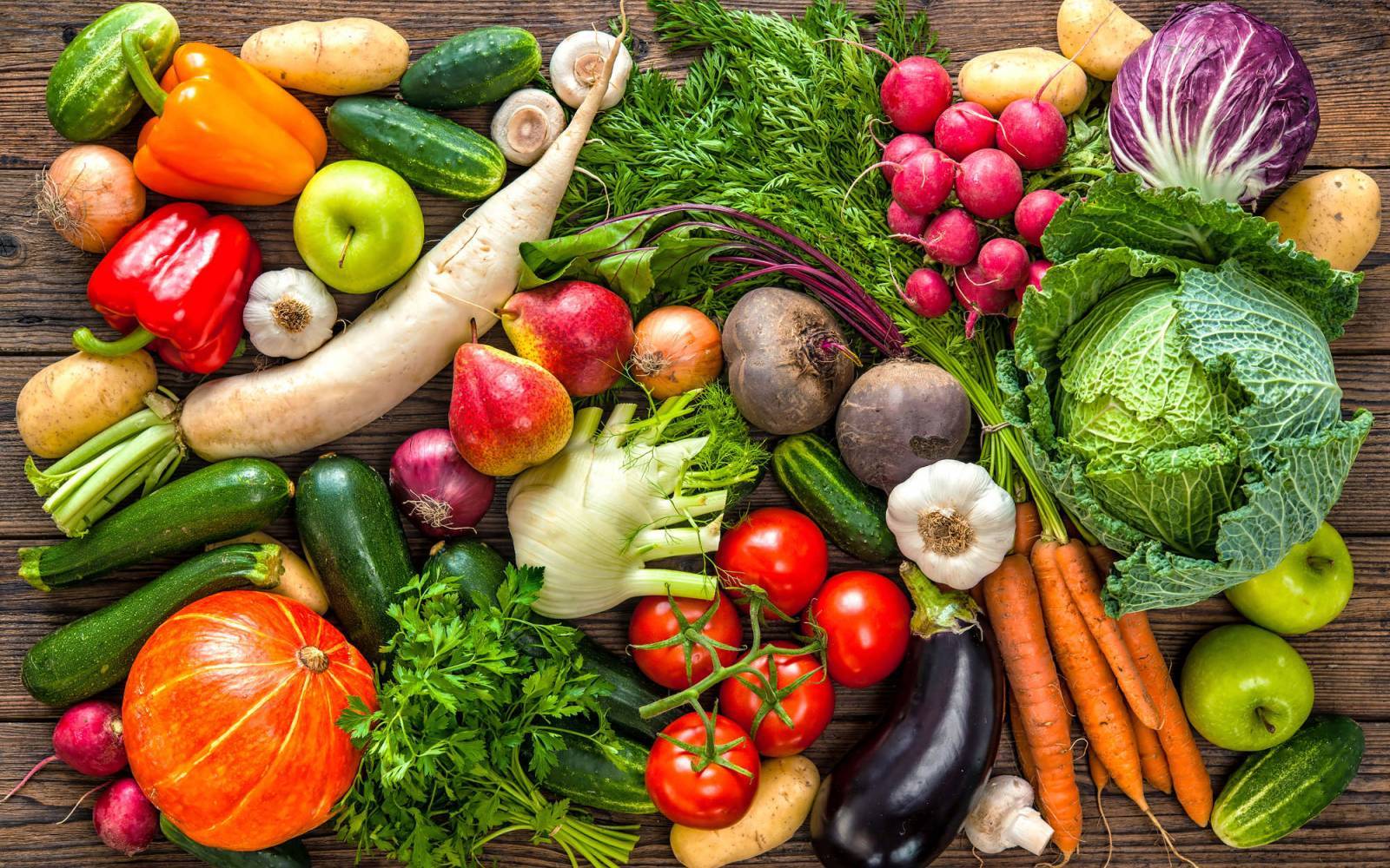 Différents types de légumes sur une table