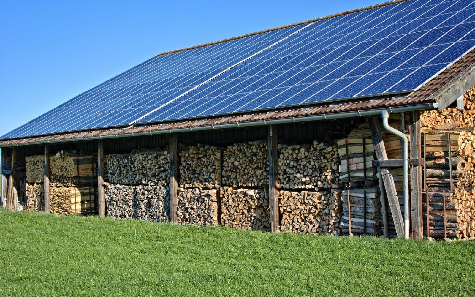 toit solaire sur une ferme suisse