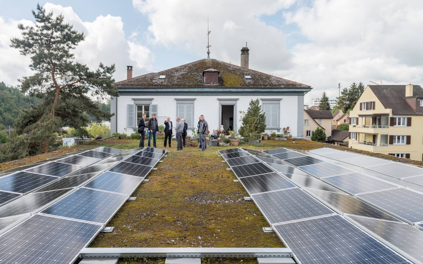 tetto solare su un edificio per uffici a Neuhausen