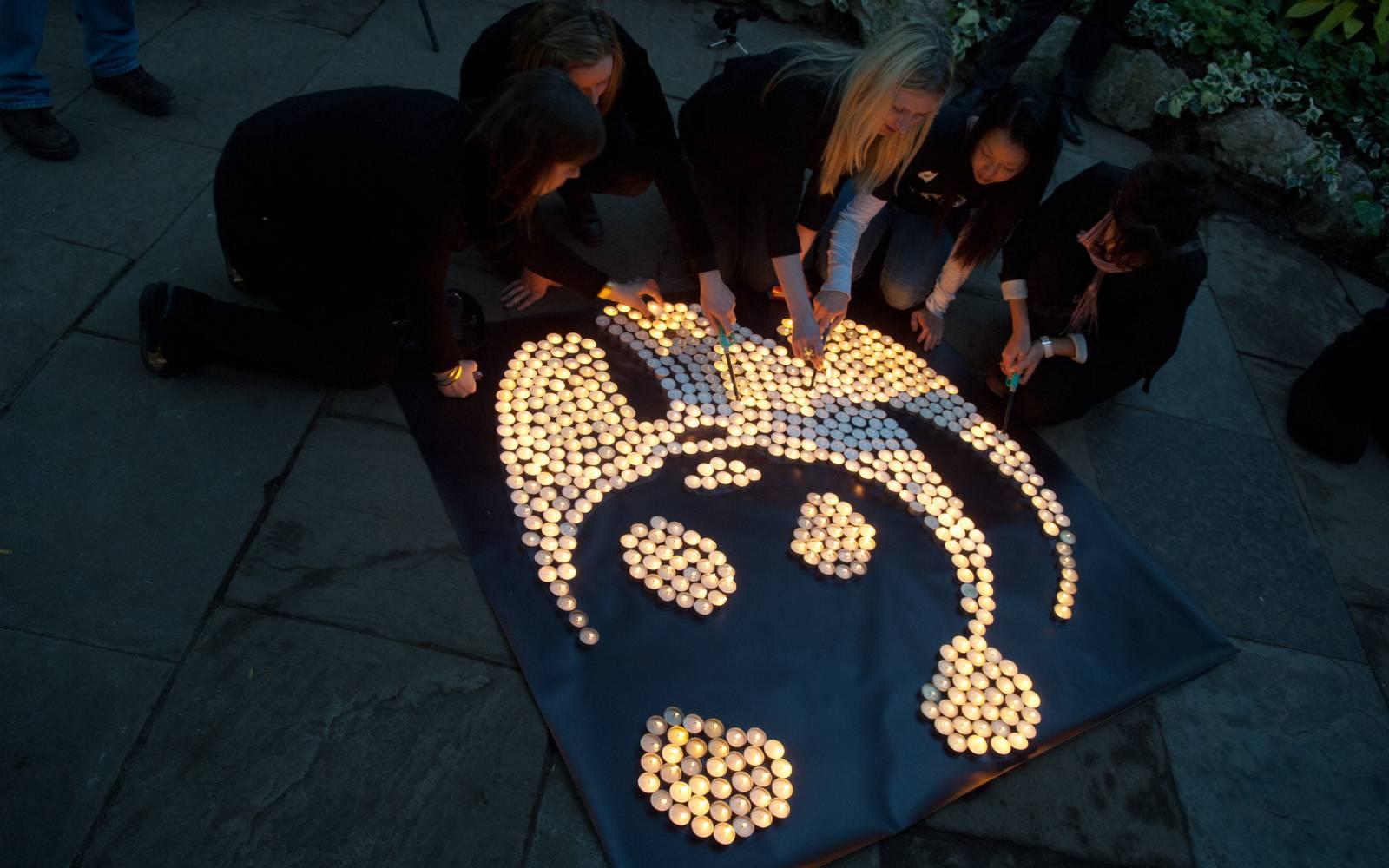 WWF logo da candele per celebrare l'Ora della Terra 2009