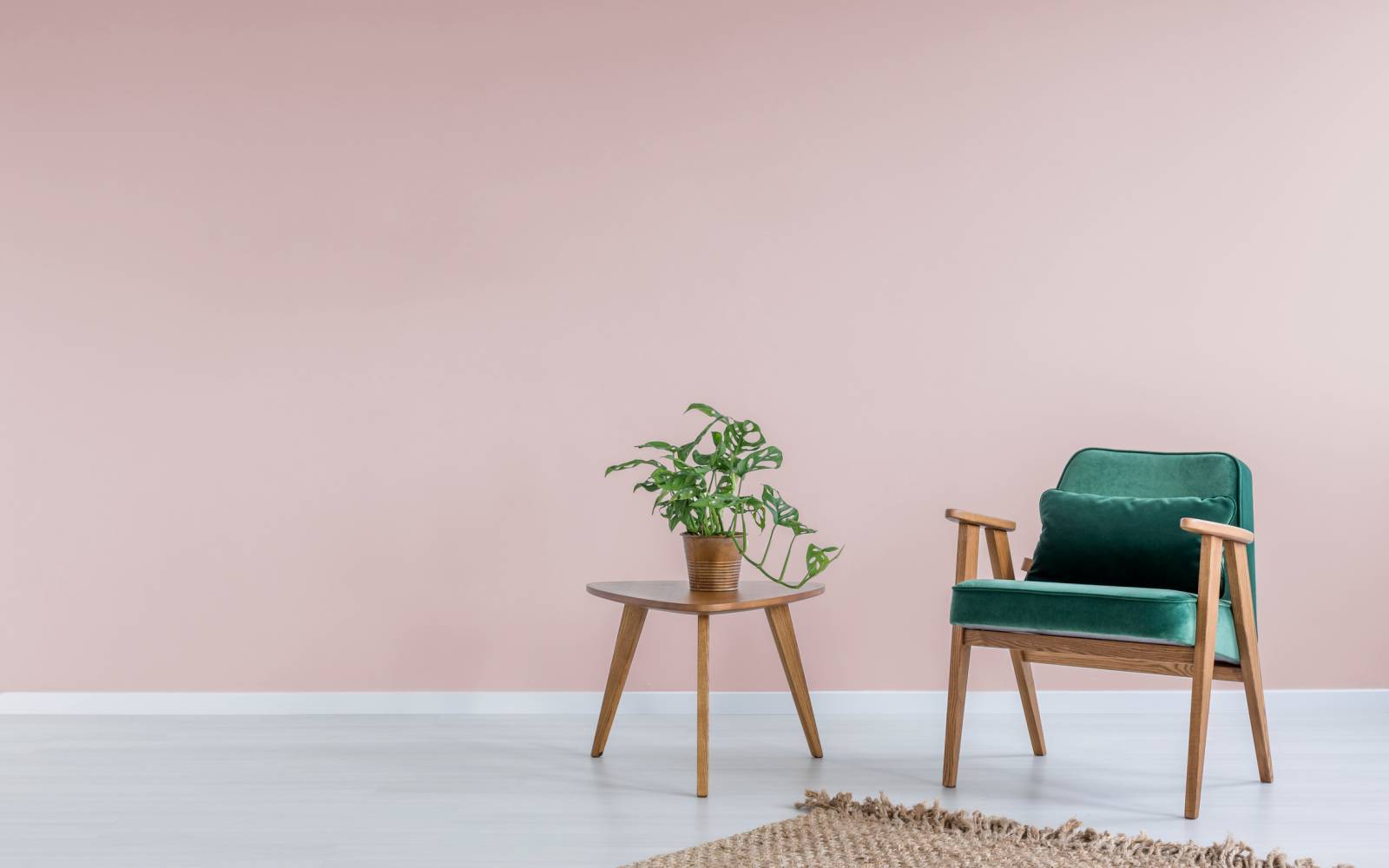 Minimalistische Einrichtung, pinker Raum und grüner Stuhl