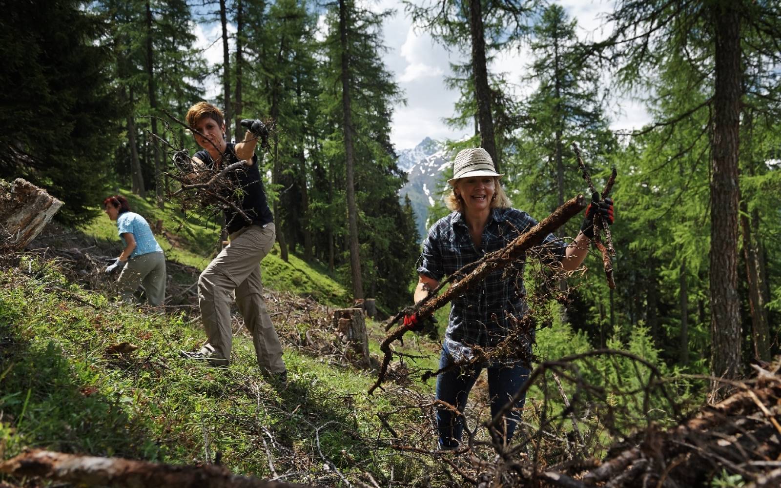 Volunteers am Arbeiten während des Corporate Volunteering Tages